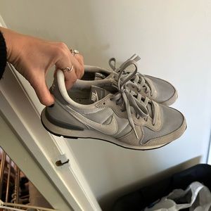 Nike Women’s Tennis Shoe 8.5